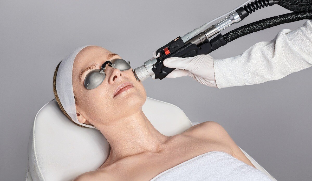 Motus AZ device being used on womans face for pigmentation-1 Motus AZ device being used on womans face for pigmentation-1